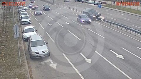 Відео моменту ДТП: на Набережній Перемоги у Дніпрі через Citroen служби таксі Uklon Range Rover налетів на відбійник