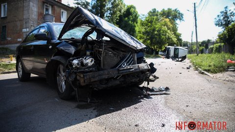 У Дніпрі на вулиці Олександра Кошиця Iveco перекинувся на бік після зіткнення з Hyundai: є постраждала