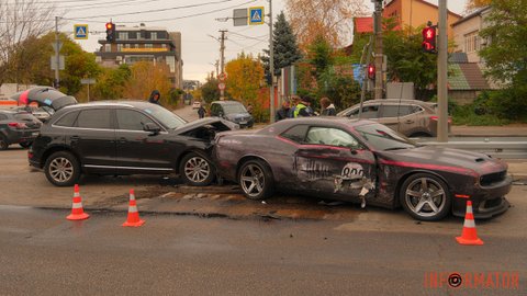 В Днепре на Запорожском шоссе возле ТЦ «Дафи» столкнулись Dodge и Audi: движение затруднено
