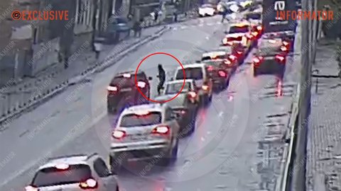 В Днепре возле "МОСТ-сити" мужчина перебегал дорогу и попал под колеса Dodge