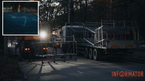 В Днепре на Антоновича на Toyota с грузовика упали металлические конструкции: движение перекрыли