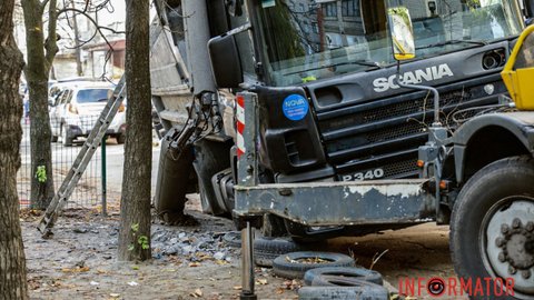 В Днепре на Литейной грузовик снес электроопору: проезд заблокирован