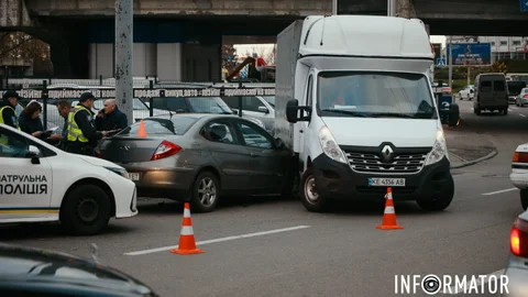 Центр застыл в пробках: в Днепре возле ТРК «МОСТ-Сити» Chery въехала в грузовик