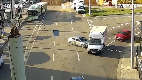 В Днепре возле ТРК «МОСТ-Сити» Chery въехала в грузовик и чуть не опрокинула его: видео момента