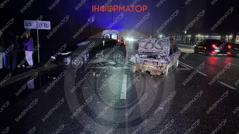 На Набережной Победы в Днепре столкнулись ВАЗ и Toyota: погиб мужчина