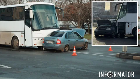 В Днепре на Сичеславской Набережной, возле Цирка, Lada залетела под автобус: водитель в больнице