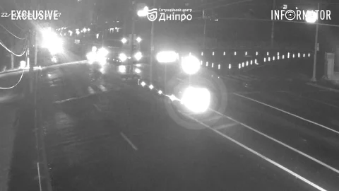 Видео момента: в Днепре на Сичеславской Набережной, возле Цирка, Lada залетела под автобус