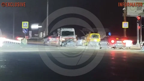 У Дніпрі на Слобожанському проспекті водій Kia не поступився дорогою «швидкій» з увімкненими спецсигналами: відео моменту ДТП