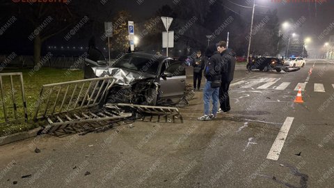 У Дніпрі біля “Поплавка” Volkswagen після зіткнення з Mitsubishi влетів у паркан: потрібні свідки