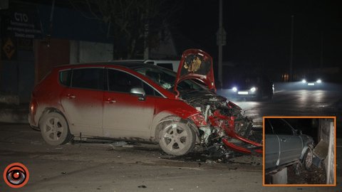 Автівка вилетіла в дерево та паркан, постраждалий у лікарні: у Дніпрі на Старочумацькій зіткнулись Peugeot та Subaru