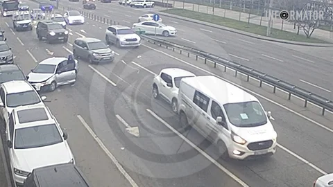 Відео моменту: у Дніпрі на Набережній Перемоги стались дві аварії в одному місці