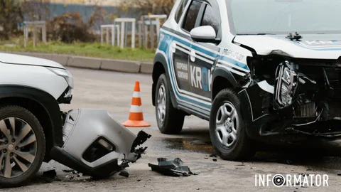 У Дніпрі на Будівельників зіткнулись Renault охоронної компанії «КРОК», Suzuki та ВАЗ: один з водіїв у лікарні
