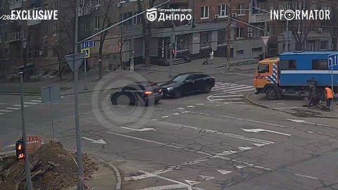 У Дніпрі на проспекті Поля зіштовхнулись Audi та Mercedes: момент аварії