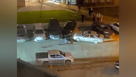 Лежав у крові: у Дніпрі на Перемозі чоловік потрапив під колеса машини