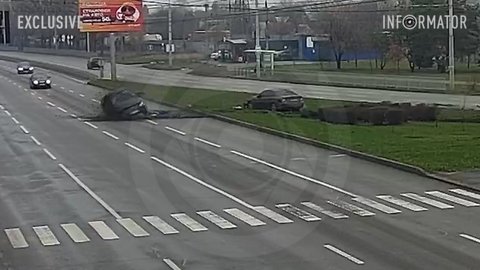 Момент ДТП на Набережной Заводской: SsangYong дважды перевернулся после столкновения с Subaru и вылетел на встречную полосу