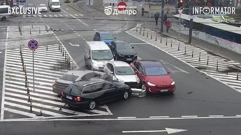 Видео момента: в Днепре на проспекте Дмитрия Яворницкого столкнулись пять автомобилей