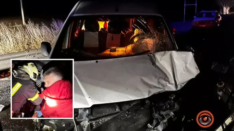 21-летнего водителя зажало в изуродованном авто: в Днепровском районе столкнулись Peugeot и ИЖ