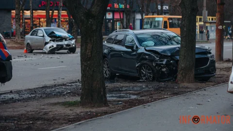В Днепре на Паникахи столкнулись Шевроле и Мазда: последняя врезалась в дерево