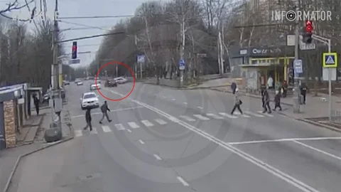 Видео момента: в Днепре на Паникахи Mazda столкнулась с Chevrolet и въехала в дерево