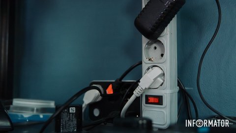 Графики для абонентов ДТЭК и ЦЭК: как в Днепре и области будут выключать свет 15 декабря