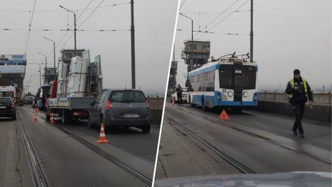Renault, грузовик и троллейбус: в Днепре на Старом мосту произошло ДТП, движение общественного транспорта ограничено