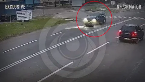 У Дніпрі  на Метробудівській на переході людина потрапила під колеса Toyota: відео моменту смертельної ДТП