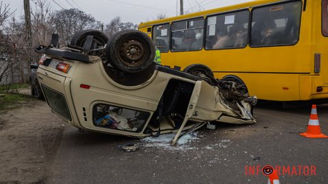 У Дніпрі на Незламній Niva зіткнулась з Daewoo та перекинулась на дах: є постраждала