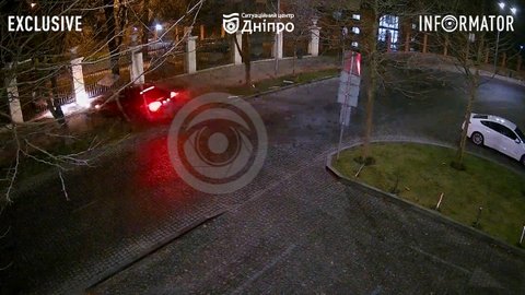 В Днепре на площади Шевченко автомобиль снес столбцы, дорожный знак и врезался в дерево: видео момента ДТП