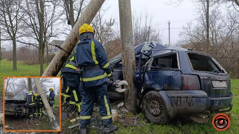 В Кривом Роге Volkswagen влетел в столб: водителя из поврежденного автомобиля деблокировали спасатели