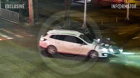 В Днепре на Независимости Renault сбил велосипедистку: видео момента ДТП