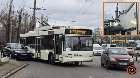 У Дніпрі при заїзді на Новий міст Range Rover зіткнувся з тролейбусом №14