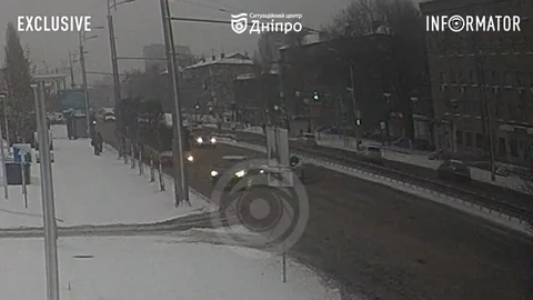 В Днепре на Слобожанском проспекте Renault столкнулся с Volkswagen и влетел в столб: видео момента