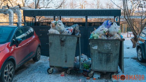 В Днепре на Солнечной Набережной во время войны на мусорных баках установили "золотые" защитные конструкции
