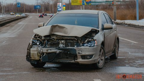 В Днепре на Набережной Заводской Mitsubishi влетел в отбойник: движение затруднено