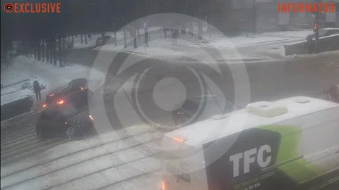 В Днепре на проспекте Богдана Хмельницкого Mercedes после столкновения с Fiat чуть не вылетел на тротуар возле пешехода: момент ДТП