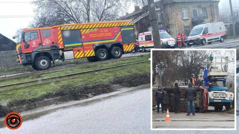 На проспекте Металлургов в Днепре Kia перевернулась и влетела в автовышку: есть пострадавшие