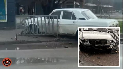 За считанные метры до остановки: напротив ТЦ «Наша правда» в Днепре «Волга» влетела в ограждение