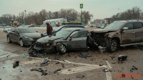 В Днепре на проспекте Богдана Хмельницкого столкнулись Renault, Honda и Kia: пострадал мужчина