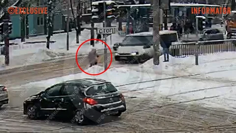 Видео момента: в Днепре на Рабочий микроавтобус сбил женщину и врезался в светофор