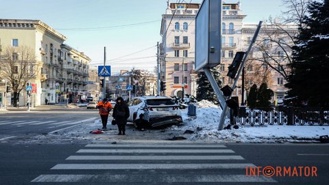 На Яворницького у Дніпрі Hyundai після ДТП зніс світлофор: на місці працюють комунальники