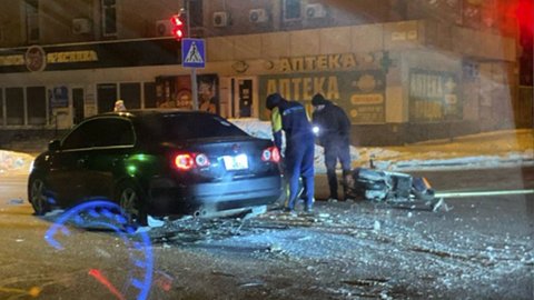 Відео моменту: у Дніпрі на проспекті Поля Volkswagen збив кур'єра Glovo