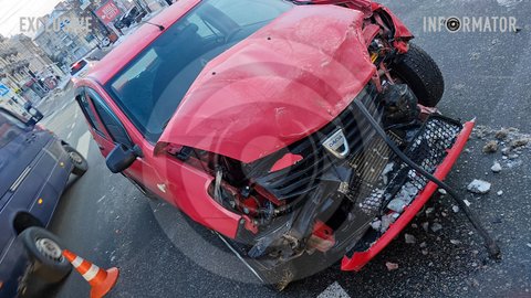 У Дніпрі на проспекті Яворницького зіткнулись Dacia та Hyundai і знесли світлофор: деталі від патрульної поліції