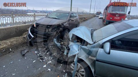 В Днепре на Старом мосту Hyundai влетел в Kia: видео момента ДТП