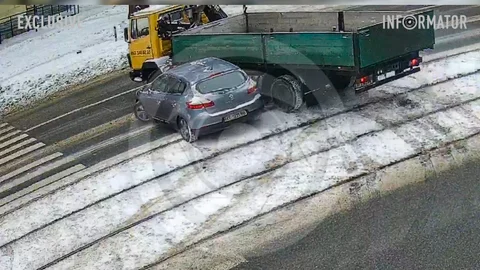 У Дніпрі на проспекті Богдана Хмельницького зіткнулись Renault та вантажівка: відео моменту