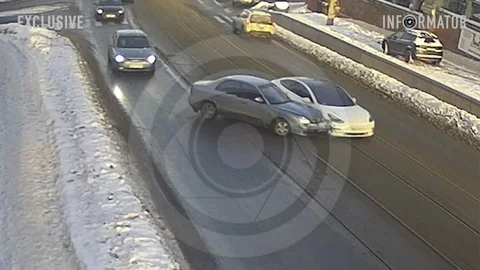 Відео моменту: у Дніпрі на Архітектора Олега Петрова зіштовхнулись Tesla служби таксі Uklon та Daewoo