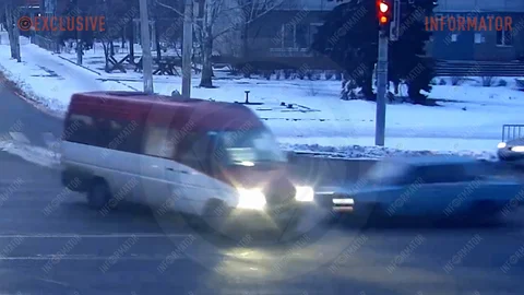 Відео моменту: у Дніпрі на Слобожанському проспекті зіштовхнулись ВАЗ та маршрутка №98