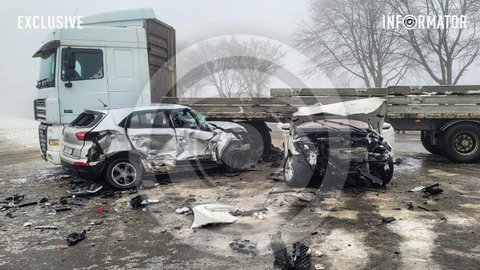 На трассе "Днепр - Кривой Рог" маршрутка столкнулась с грузовиком и двумя легковушками: есть травмированные