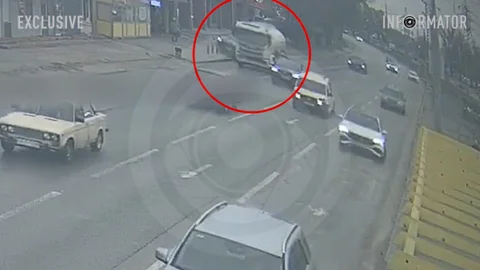 Відео моменту: у Дніпрі на Донецькому шосе автівка збила обмежувальні стовпчики