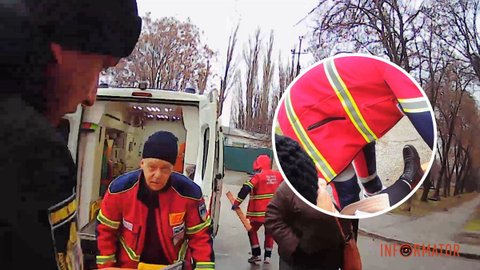 Лежала на тротуарі та не могла підвестись: у Нікополі поліцейські допомогли жінці зі зламаною ногою