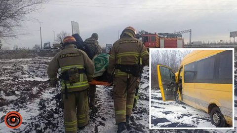 В Днепровском районе микроавтобус Mercedes вылетел с дороги в кювет: есть пострадавшая